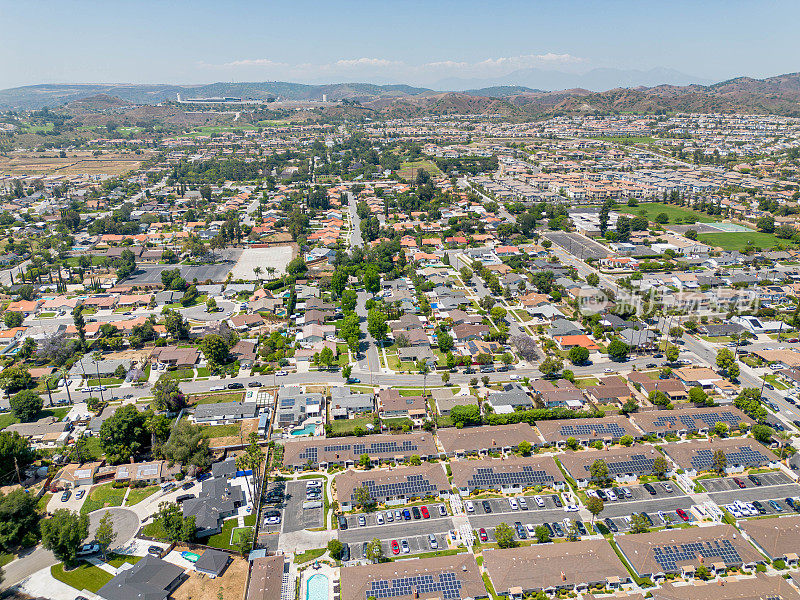 加利福尼亚州约巴林达- 2023年6月17日:空中无人机拍摄的约巴林达房屋，包括梅布尔M潘恩小学